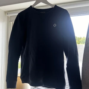 Morris sweatshirt - Säljer en Morris sweatshirt i bra skick 9/10 begagnad i storlek S nypris 1200 mitt pris 600 skriv vid mer frågor 