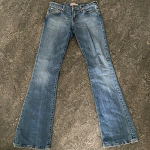 Levi’s jeans - Säljer dessa supersnygga lågmidjade Levi’s jeans i storlek 27:34, använda fåtal gånger så fortfarande i jättebra skick🫶🏼skriv vid frågor (priset kan diskuteras vid snabb affär)🫶🏼