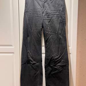 Ett par Levis chinos i svart Lite wide i benen men jättefina på Säljer pga för små Storlek 24x32 Super fint skick, är nästan inte använda, inga tecken på användning vad jag har sett Nu pris runt 1000kr Priset kan även diskuteras