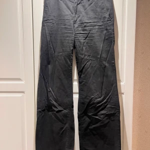 Levis chinos  - Ett par Levis chinos i svart Lite wide i benen men jättefina på Säljer pga för små Storlek 24x32 Super fint skick, är nästan inte använda, inga tecken på användning vad jag har sett Nu pris runt 1000kr Priset kan även diskuteras