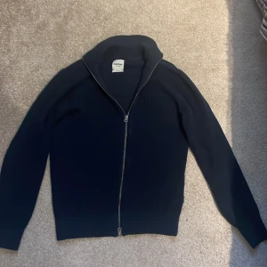 Stickad zip tröja - Mörkblå stickad zip tröja från märket dobber Sparsamt använd skick 6,5/10 Storlek S Mitt pris 100