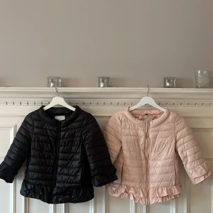 Jacka med volang  - Lätt jacka med volang och trekvartslång ärm  150kr st 