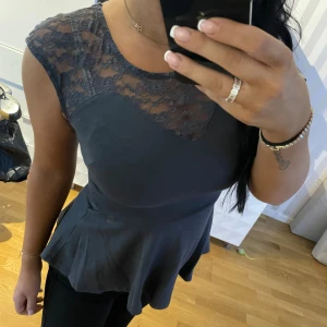 Topp från gina - Säljer nu denna super fina toppen. Den har super fina spets detaljer både på fram och baksidan. Tveka inte på att höra av dig om intresse finns🩷