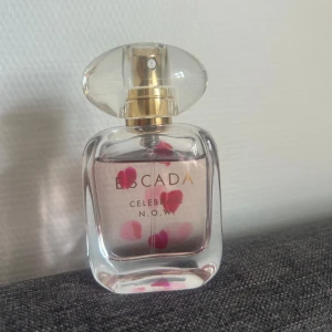 Escada parfym - Escada parfym ” Celebrate now” Endast testad Fick den i julklapp, säljer då jag inte använder den. Har tyvärr inte kvar kartongen till parfymen 