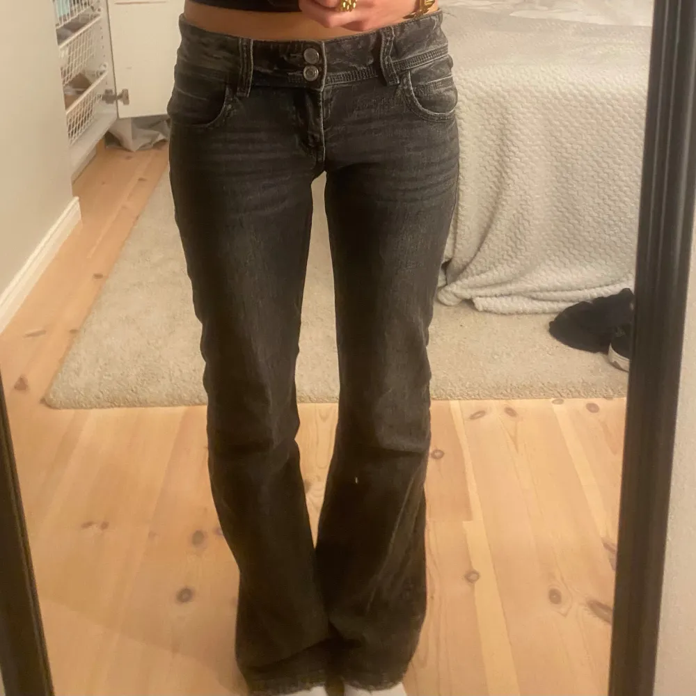 Super snygga low waist, bootcut jeans! Är helt i nyskick och används två  gånger. Ett måste för höst garderoben🍁 . Jeans & Byxor.