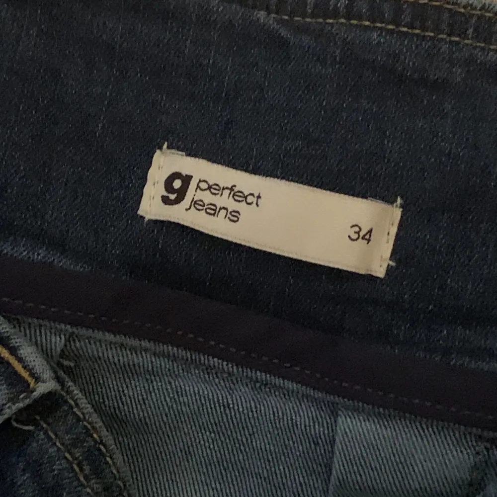 Jeans kjol ifrån Gina tricot. Använd ett par gånger men ny skick. Storlek 34 men passar definitivt större och mindre.. Kjolar.