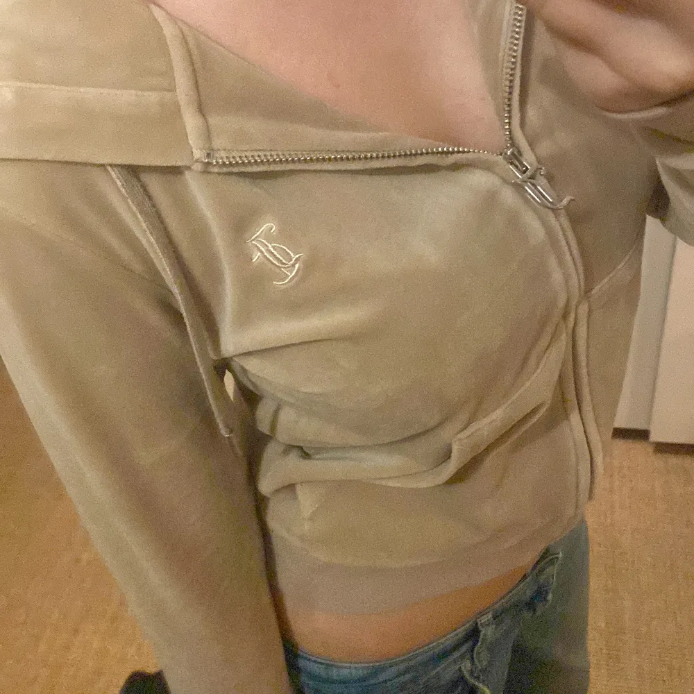 Säljer en beige juicy couture i storlek S!! Nästan oanvänd❤️❤️ . Tröjor & Koftor.