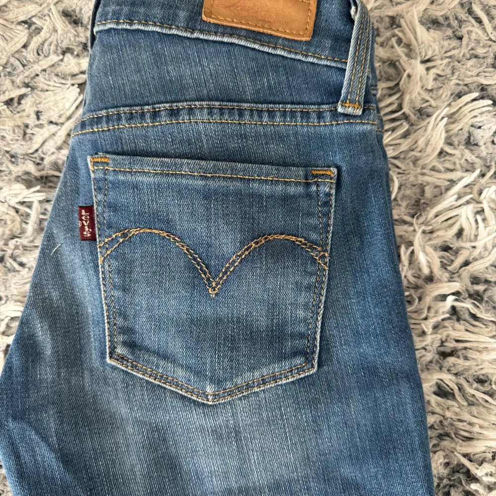 Säljer ett par superfina lågmidjade levis jeans. Är i bra skick och snålt använda då de är ganska små för mig. Modellen är ganska gammal. Om man vill kan man nog sy om dem så att de blir bootcut. Storlek 23❤️. Jeans & Byxor.