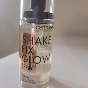 Säljer en Shake Fix Glow Spray från Catrice. Flaskan är på 50 ml och är superlätt att ha med i väskan. Kõpte den online och det kommit öppnad men jag aldring använda den. 