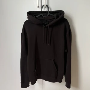Hoodie i Teddy brun färg - Säljer denna oversize hoodien i färgen Teddy brun, använd 1 gång , köpt från HM. Denna tröjan är väldigt mysig till hösten o vintern då den är mjuk och lite oversize storlek xs 
