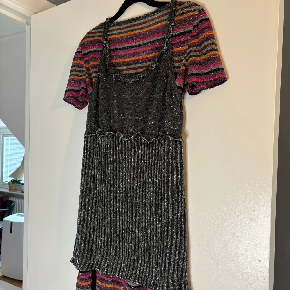 Glittrande material med den typiska missoni randen. Köpt secondhand står ej storlek men skulle uppskatta cirka storlek  34-38a beroende på hur man vill den ska sitta. . Klänningar.