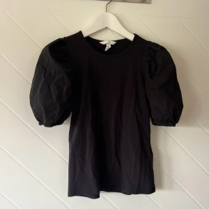 T-shirt med puffärm - Super fina T-shirt/topp med puffärm som jag älskar men den är lite för liten nu. Använd Max 5 gånger. 