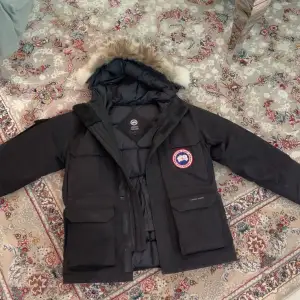 Canada goose expedition parka  Använd ett par gånger, väldigt varm för vintern 