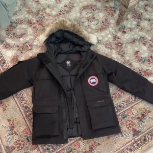Bra kvalite inga skador. Priset kan diskuteras! - Canada goose expedition parka  Använd ett par gånger, väldigt varm för vintern 