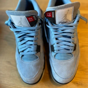 Jordan 4 UNC - Äkta Jordan 4 UNC i mycket bra skick, skickas i original box. Storlek 44,5
