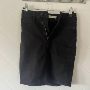 Kort kjol - Fin kjol från Gina tricot, använd 2 gånger