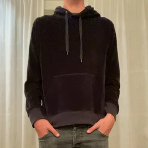 Paul & Friends frotté hoodie  - Jag säljer en frotté hoodie från det populära märket Paul & Friends.   Storlek: Large | Färg: Mörk marinblå   | Hoodien är i mycket gott skick, 9/10, och har inga defekter eller slitage. Mjuk och bra kvalitet.