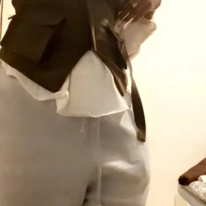 Väst skorta - Hej! Både skjortan och västen är ifrån Zara. De är separerade och du kan även köpa de separat men tillsammans kostade de 599kr men nu har jag de för 179kr