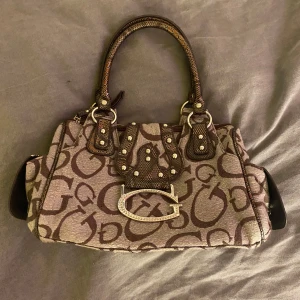 Brun y2k väska  - Så fin brun väska med silver detaljer i jättebra skick!💕