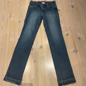 Blå jeans från KappAhl - Säljer ett par snygga lågmidjade blå jeans från KappAhl i storlek 164. 