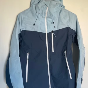 Skickjacka från Everest  - Blå skidjacka från Everest i storlek S. Lite fläckar inne på kragen efter smink 