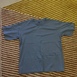 Blå t-shirt  - Blå t-shirt från Lager 157