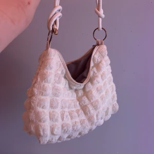 Vit Axel väska  - En jätte bra väska som är perfekt i storlek, använt i typ 4 månader! 