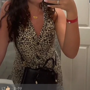 Leopard klänning zara öppen rygg - Leopard klänning från zara med halterneck, storlek XS men passar mig som är bär S. Har endast haft på mig den en dag på min resa i somras och kommer inte längre till användning. Nyskick, mycket bra. 🐆💕