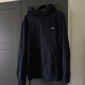 J.lindeberg hoodie - Köpte den för några månader sedan och har använt den då och då. Dem är ganska bra skick och det finns inga skador elr liknande. Fler bilder går bra vid förfrågan.👍