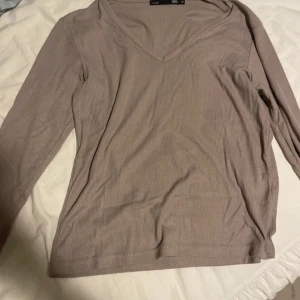 Tröja - Använd få gånger, inte skadad alls. Skönt material.