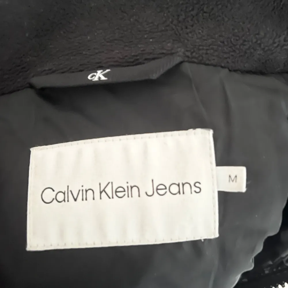 Super fin glansig vinterjacka från Calvin Klein, mycket bra skick. Nypris var 2000kr och är nu slutsåld överallt så passa på!💞. Jackor.