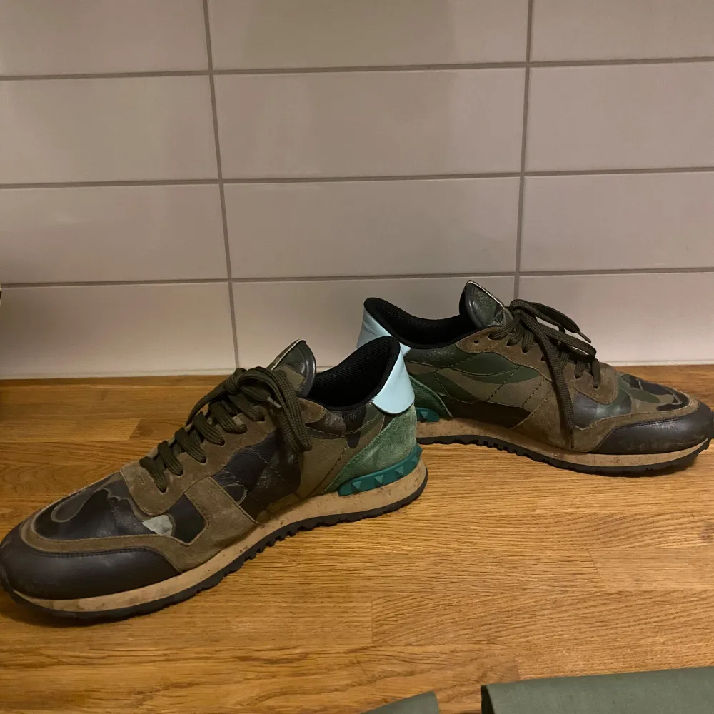 Sjukt feta Valentino Rockrunners perfekta för hösten🍁❄️ Box + Dustbags + Kort medföljer✅ Nypris 8500kr🤑 Storlek 44🤩 vid minsta fråga/fundering tveka inte att höra av dig till oss//legitsthlmresell. Skor.