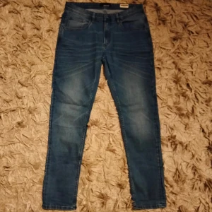 Blåa jeans - Blåa jeans. Väldigt bra skick, har använts en gång.  Nypris=700
