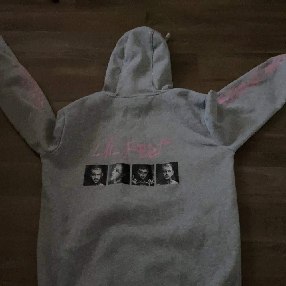 Lil peep hoodie köpt förra året.använd några få gånger,storlek s. Säljs pågrund av att jag inte gillar den längre💕Den har även ett lite tjockare tyg inuti så den är lite fluffig på insidan 💕☺️. Hoodies.