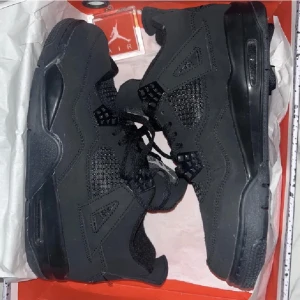 Jordan 4 Black Cats - Helt nya Jordan 4 black cats, skriv vid frågor eller annat! Storlek 42 😎🔥