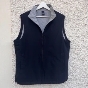 MNG Väst  - Tjena, säljer nu min MNG väst som är väldigt lik Loro Pianas reversible väst! Nypris på denna är typ 800 och jag säljer den för den är för stor! Har aldrig använt den. Skick 10/10! 