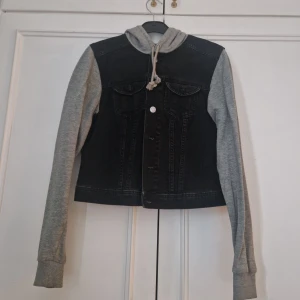 Jeansjacka - Jeansjacka med tygärmar från HM. Sparsamt använd, fint skick. 