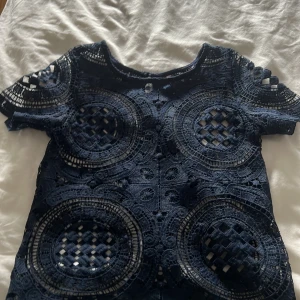 Fest tröja  - Jätte fin mörkblå tröja. Säljer pågrund av att den har blivit lite liten. Lappen har jag klippt bort så ja vet inte vart den är ifrån! Har använt den Max 5 gånger! Man kan ha den som vanligt men jag tycker att de är finare att ha linne under.