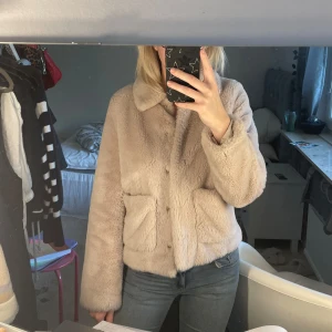 Pälsjacka - Säljer min supersöta päls/fluffjacka från HM. Fint skicka och jätteskönt material. Den är i storlek Xs. Mysig nu inför hösten när pälsjackor trendar🍂. Pris kan diskuteras ❣️och frakt ingår