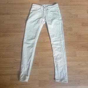 Dondup george jeans - tjena säljer nu mina sjukt snygga jeans ifrån dondup. modellen är george. byxorna är i riktigt bra skick 8/10. har ki frågor eller funderingar hör av er 