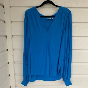 Snygg ballongärmad blus!  - Nyinköpt i år i Vila-butiken (för 549kr), denna snygga långärmade blus, härliga ballongärmar, underbar färg (turkos). Tyvärr fel storlek och det var försent att lämna tillbaks den… så snygg till ex jeans.💙 Mycket bra skick, använd endast en gång. 