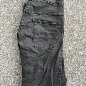 Mörkblå Nudie Jeans | Utmärkt skick | Midjemåttet är 37cm och längden ligger på 105cm | Fraktas spårbart via postnord eller instabox | Skriv vid frågor!😊