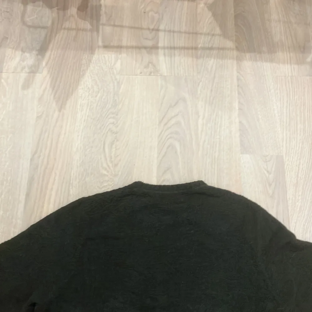 En snygg crewneck från massimo dutti den är i bra  nypris år 1500 vårat pris 99 priset är spikat. Stickat.