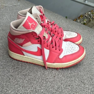 Jordans 1 pink  - Använda Jordans skor, rosa, lite slitna.  Ingen kartong kvar från när jag köpte dem. Jag kommer tvätta dem noga innan jag skickar iväg dem!  Köpte dem för 1100kr men säljer dem billigare pårund av skicket