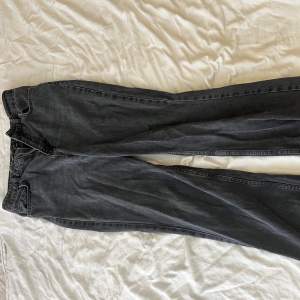 Ett par gråa jeans med midwaist 