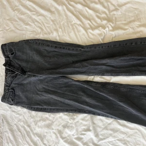 Gråa jeans  - Ett par gråa jeans med midwaist 