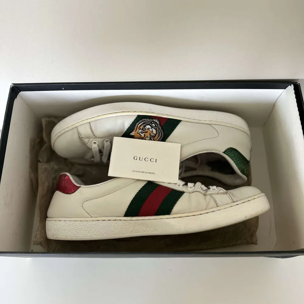 Ett par feta Gucci Ace Tiger! Små defekter innuti skon. Skicket är 6/10. Storlek 42,5. Box och kort medföljer. Hör av er vid minsta fundering!💫. Skor.