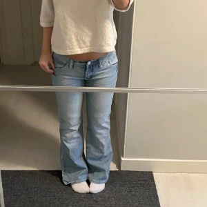 Lågmidjade jeans💕 - Lågmidjade jeans💕💕  Midjemåttet ca 40 rakt över  Innerben ca 80 Obs lånade bilder från tjejen jag köpte ifrån💕