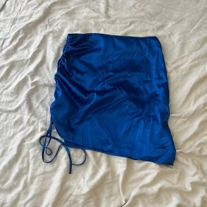 Mörkblå kjol - En mörkblå kjol med justerbar längd 