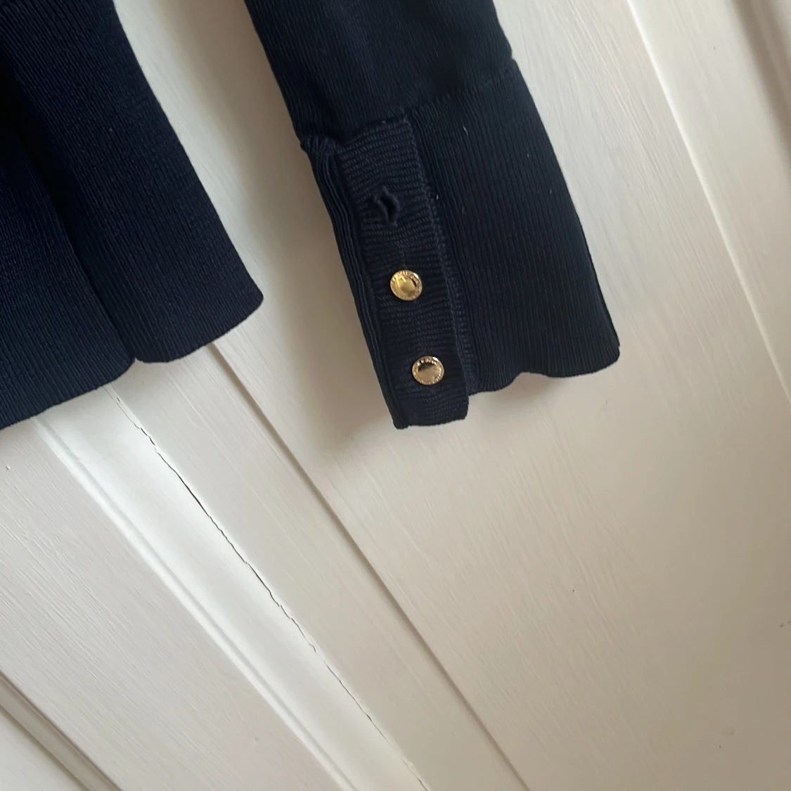 Marinblå tröja med guld detaljer från Lindex  - 91